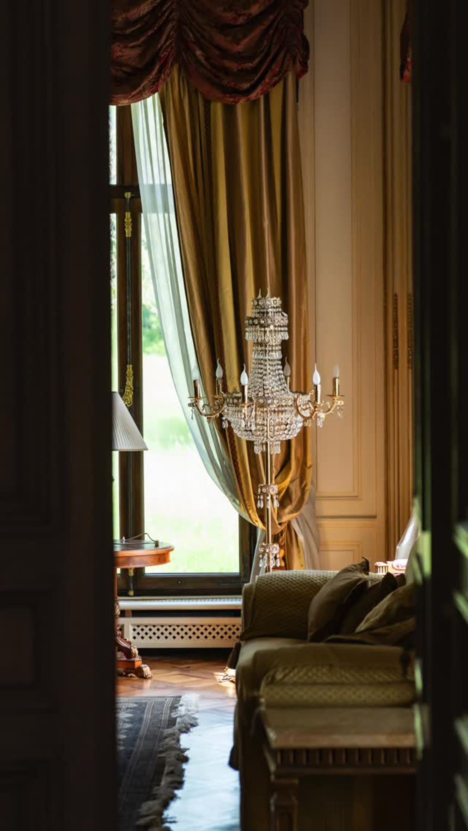 Salon d'hôtel avec lustre, hôtellerie de luxe à Genève