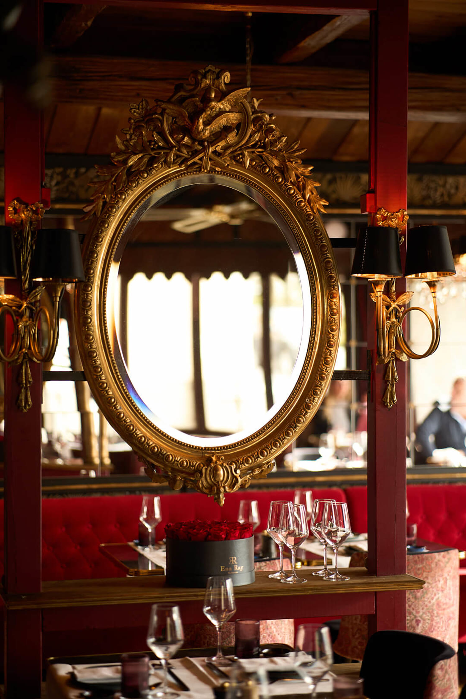 Salle de restaurant avec miroir et roses, Genève